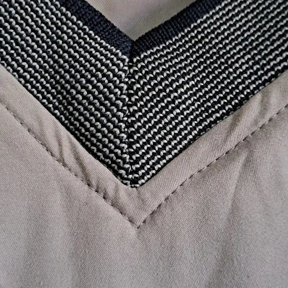 Golf MENS water & wind resistant top Kaki color V neck Perfect for fall weather - Picture 7 of 9